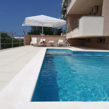 Lo Apartment Split